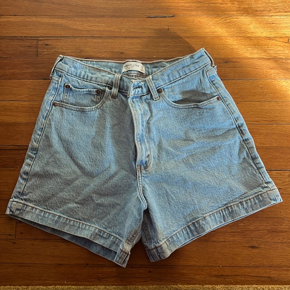 Abercrombie and Fitch, the Dad short high-rise size 10/30 light wash